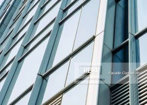 Controlați devierea peretelui cortinei